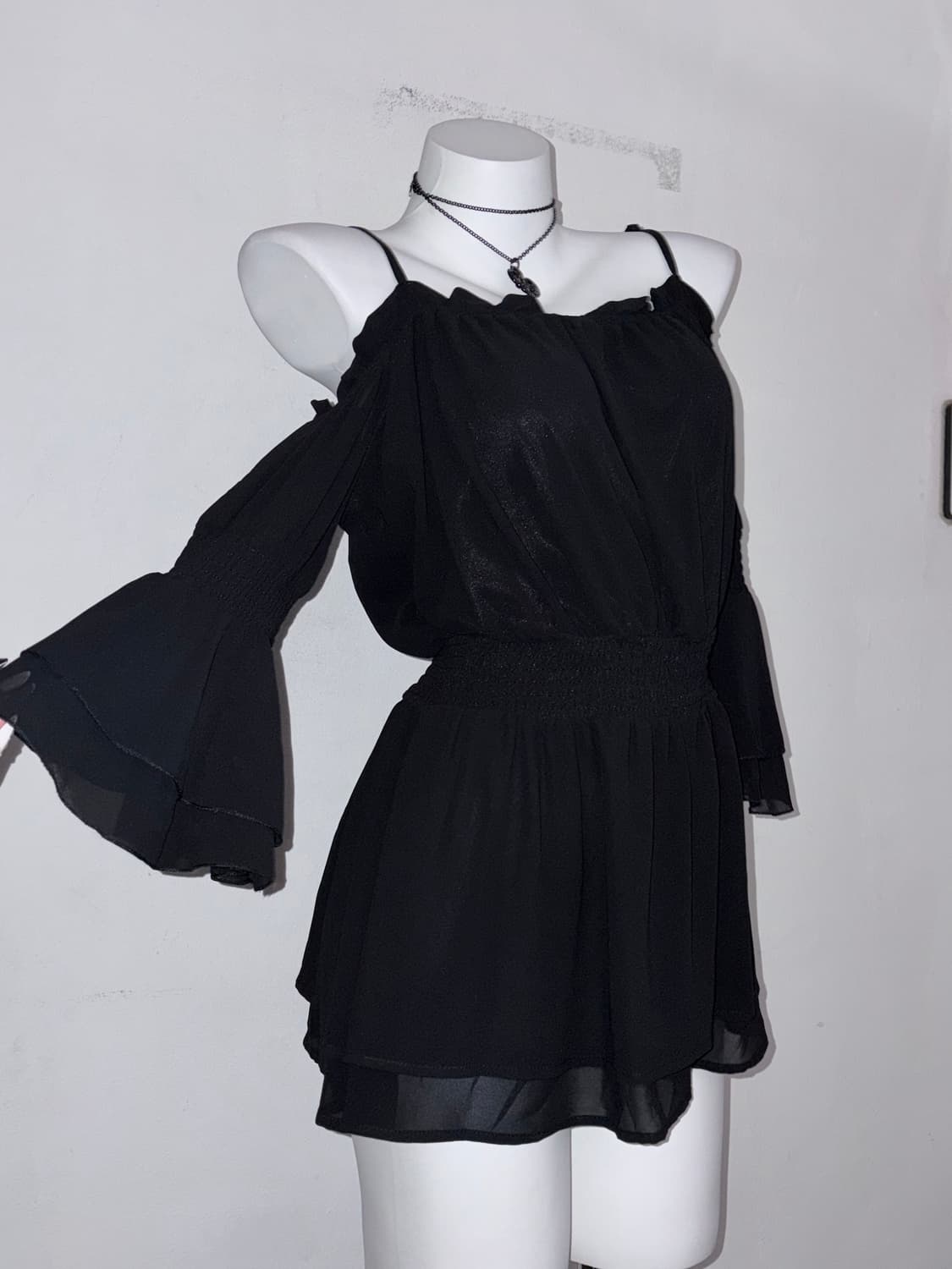 실루엣 💯) 오프숄더 플레어 소매 탑 블랙페미닌 데일리고딕  상품이미지2