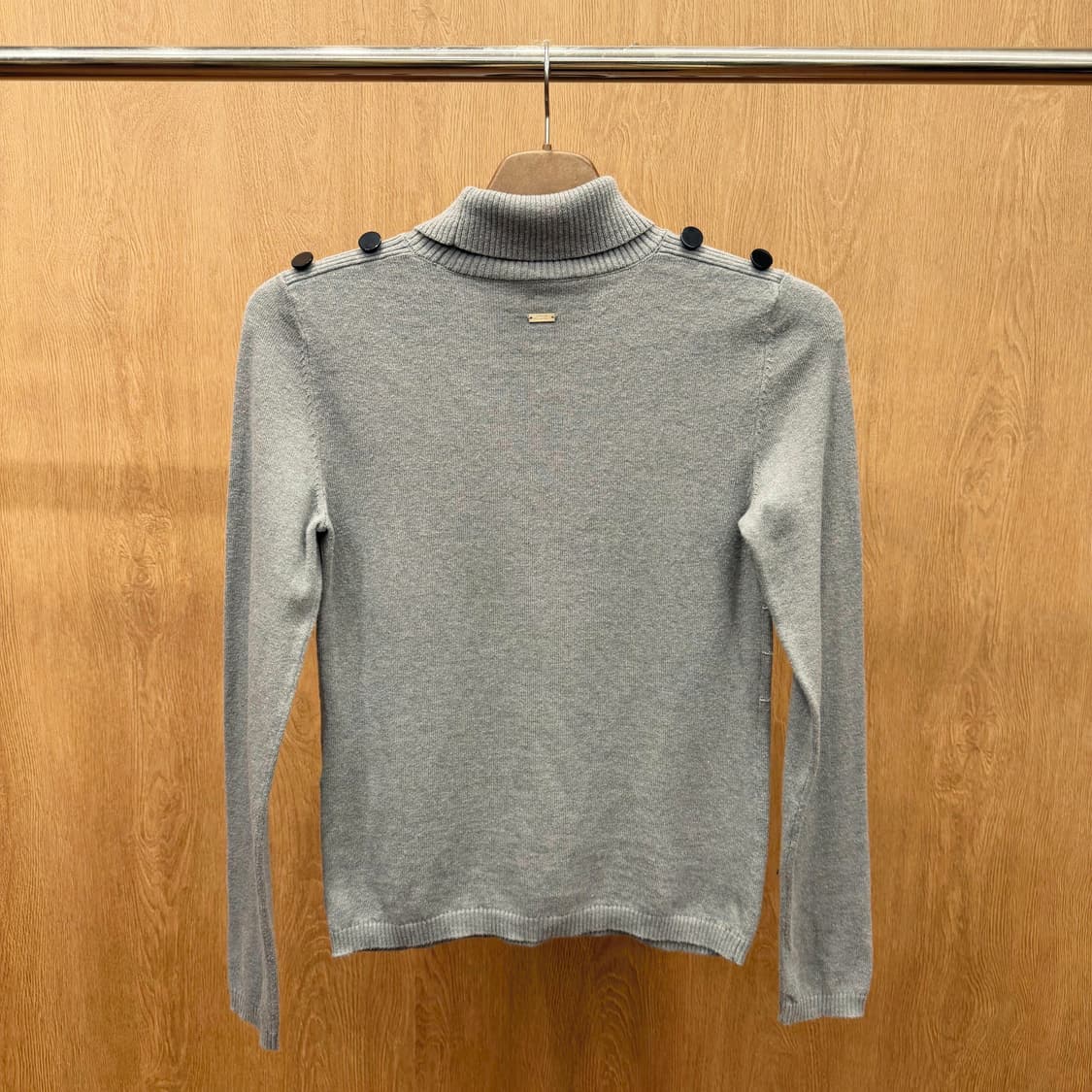 아르마니 익스체인지 터틀넥 니트 숄더 버튼 가로 리브 패턴 디테일 그레이 상품이미지3