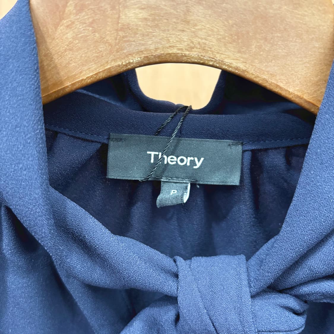 띠어리 7부 타이 스카프 블라우스 어깨 셔링 버튼 커프스 디테일 네이비 상품이미지6