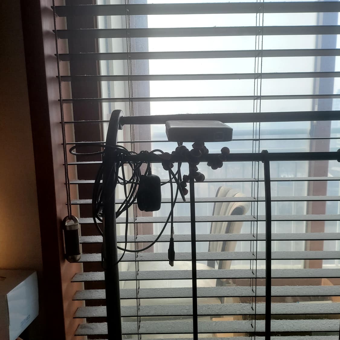 Brookstone HDMI 포켓 프로젝터 상품이미지3