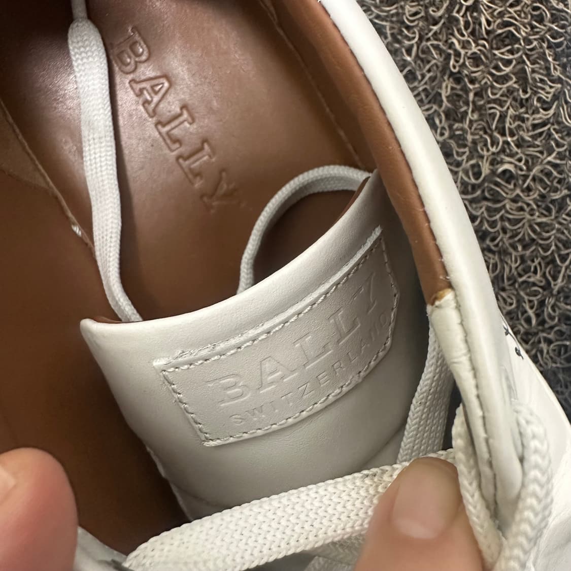 발리 헬리옷 로우탑 스니커즈 화이트 260 상품이미지4