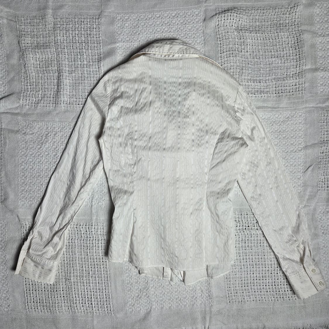 [Naracamic] 나라카미체 음각 프릴 오픈 블라우스 상품이미지2