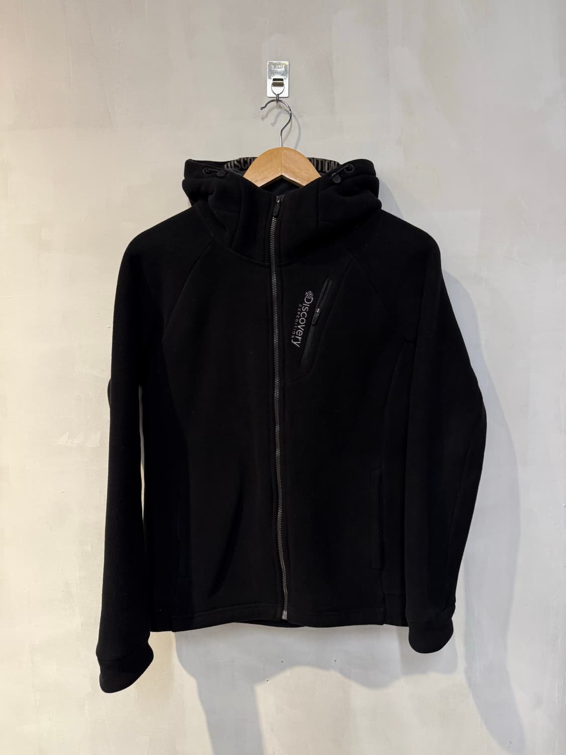 디스커버리 블랙 플리스 후드집업 상품이미지1