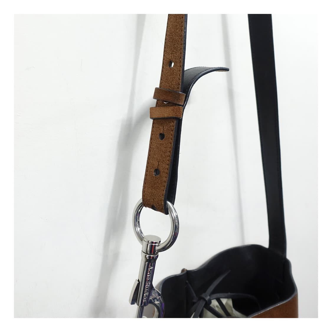 ACNE STUDIOS 아크네 스튜디오 브라운 스웨이드 마켓 버킷백 상품이미지7