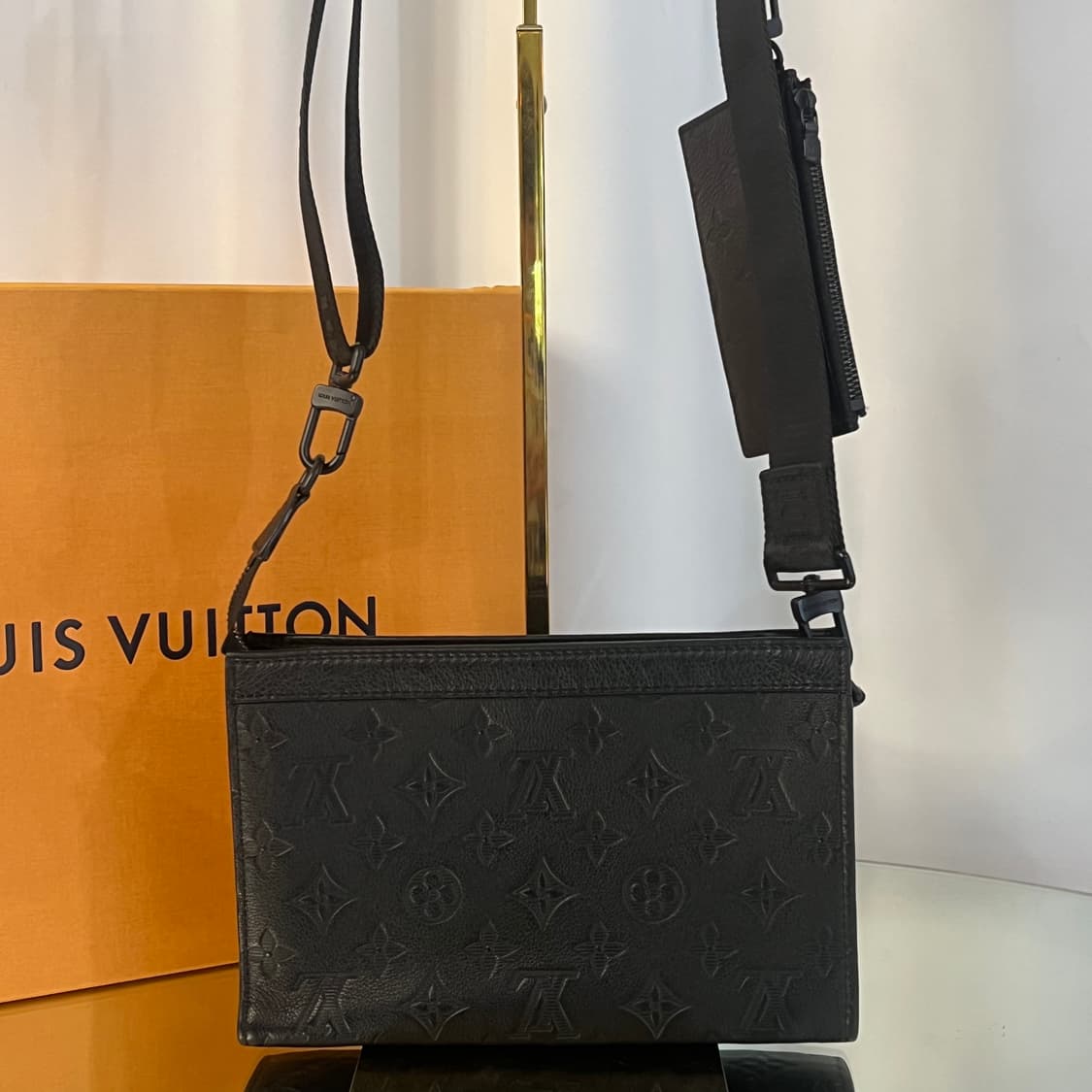 루이비통 쉐도우 가스통 크로스백 상품이미지1