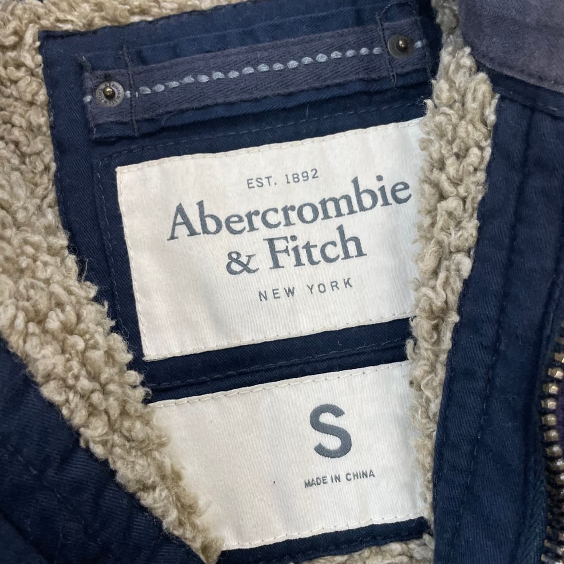 아베크롬비 피치 로고 양털 후드집업 네이비 상품이미지4