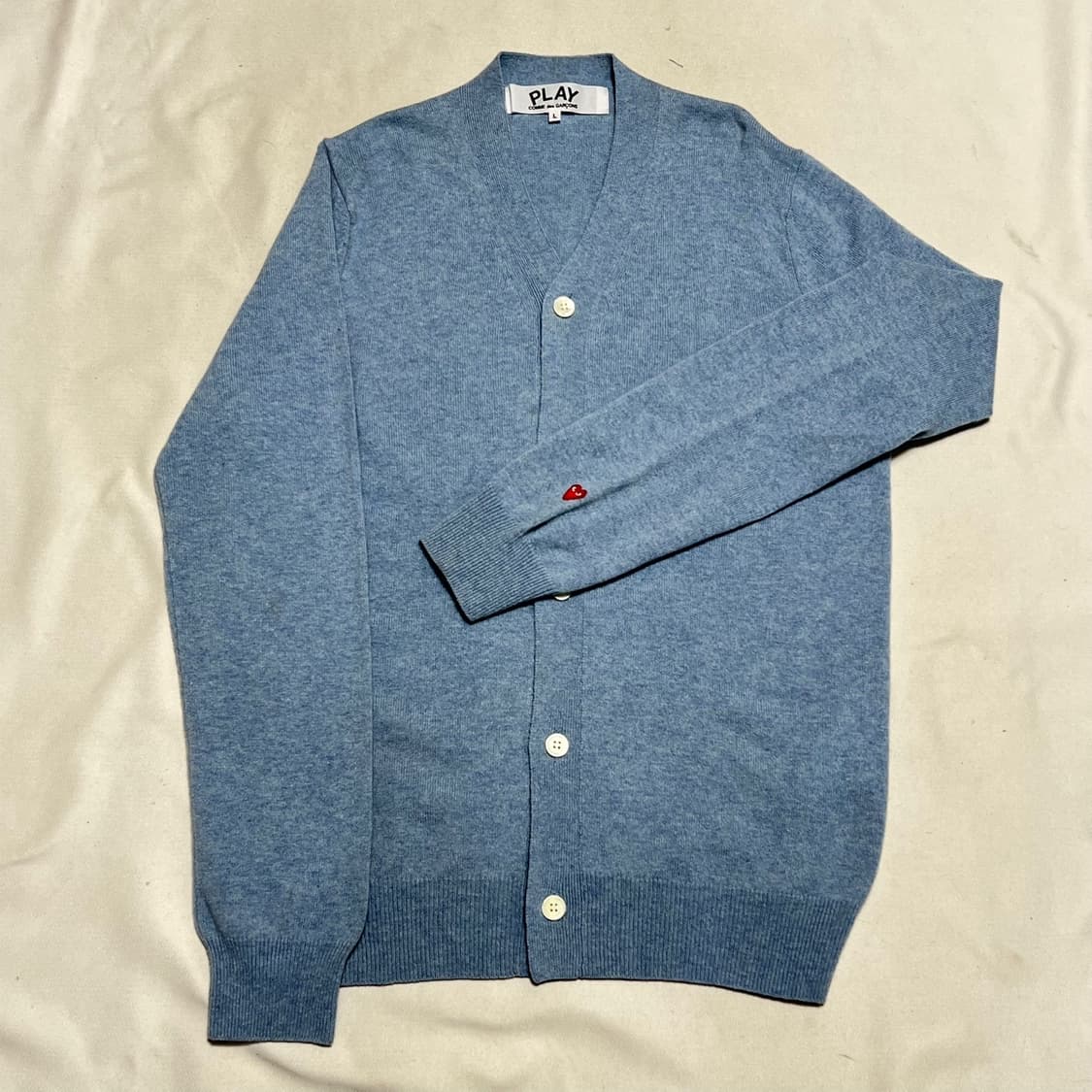 L 꼼데가르송 브이넥 소매 레드하트 와펜 가디건 상품이미지2