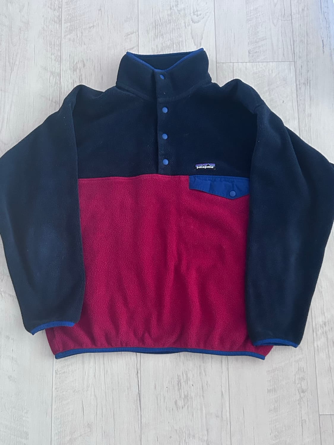 파타고니아 신칠라 라이트웨이트 풀오버 M 네이비/레드 켄달제너 착용 상품이미지1