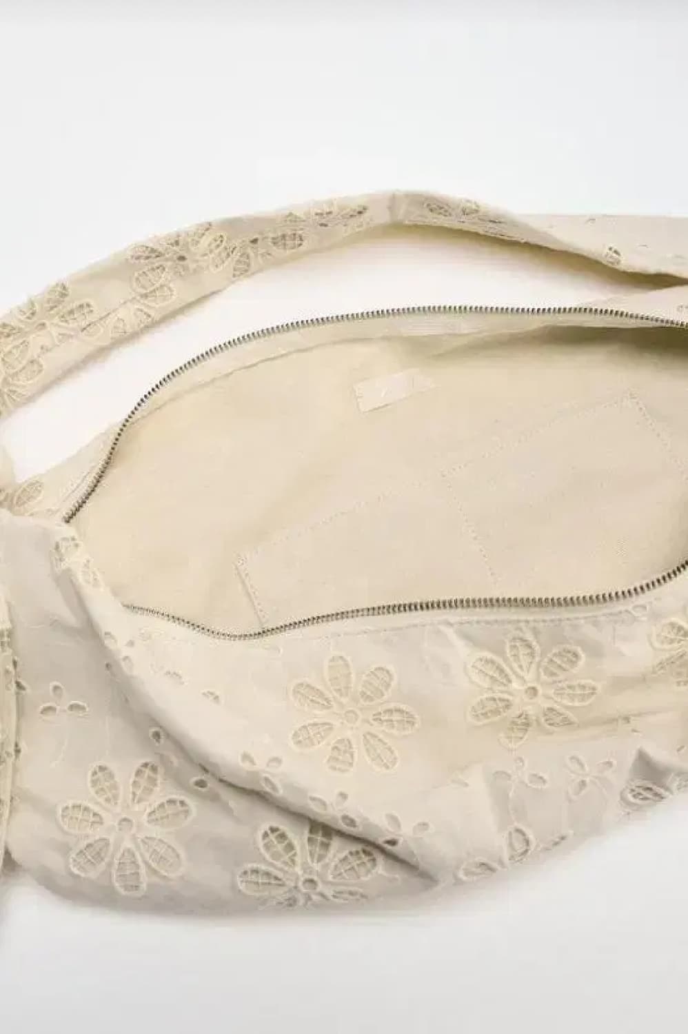 [새상품] ZARA 자라 자수 오벌 크로스백 - 크림 상품이미지4