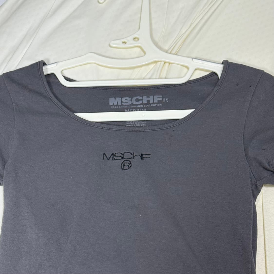 미스치프 차콜 크롭 티  MSCHF 오호스 플레어업 보헤미안서울 상품이미지2