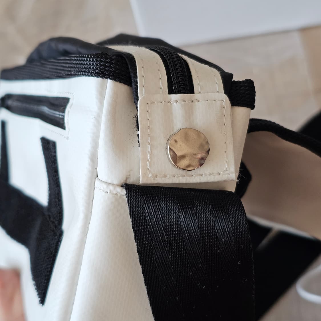 아더에러 PVC 트레이스 크로스백 109 가방 남자 여자 프라이탁재질 상품이미지7