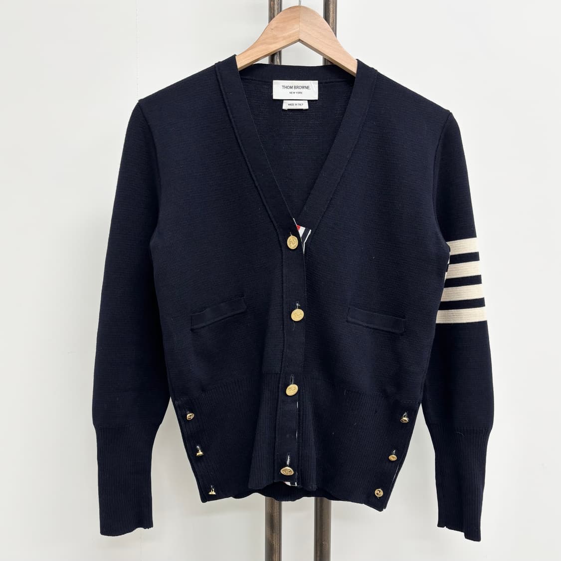 [42]톰브라운 사선완장 밀라노스티치 금장 가디건 상품이미지1