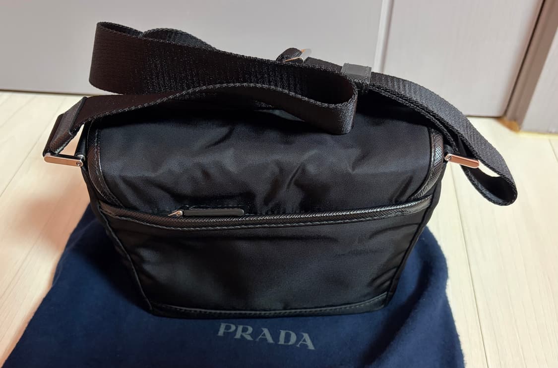 프라다 리나일론 및 사피아노 가죽 숄더백 2VD070 판매합니다. 상품이미지4
