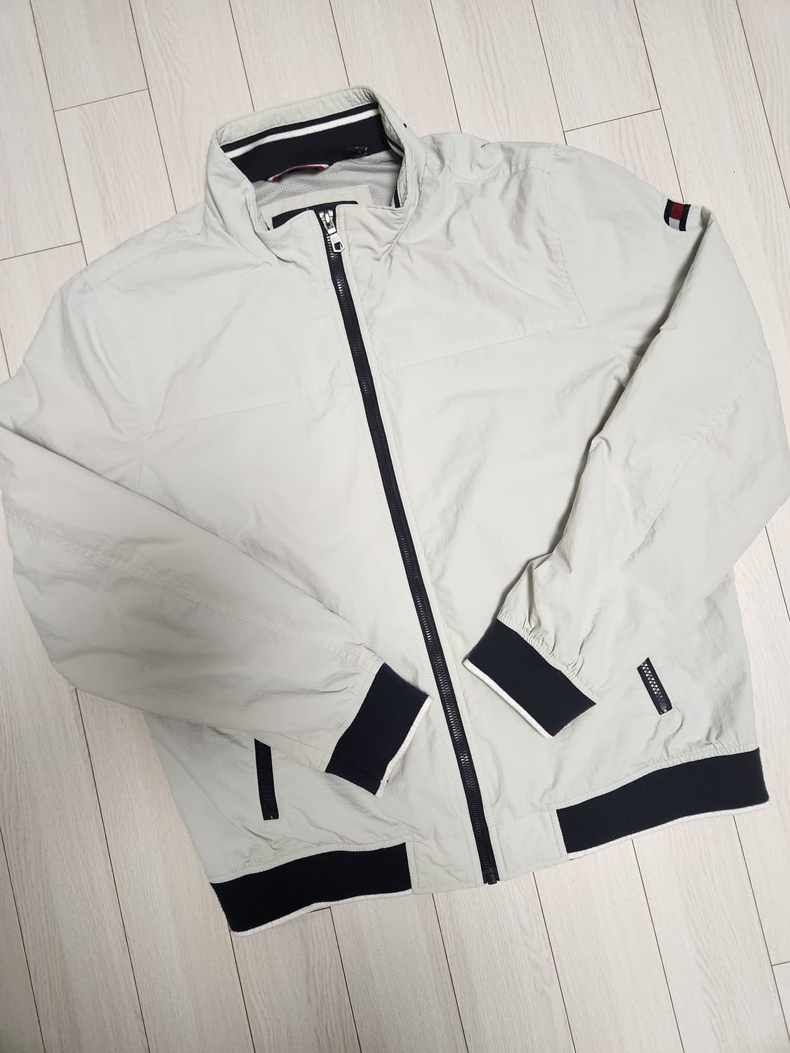 타미힐피거 바람막이 자켓 사이즈100(L)

시보리쪽 약간의 보폴 빼곤 상품이미지1