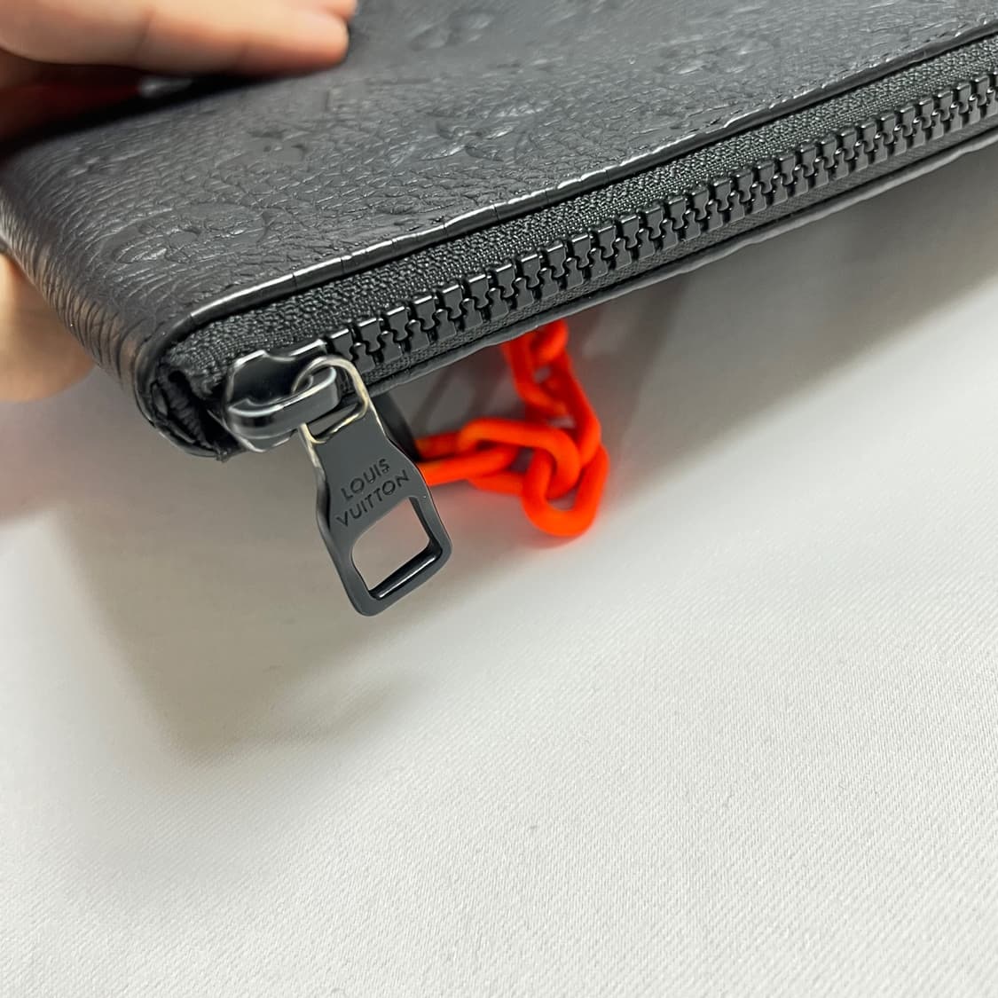 루이비통 버질아블로 쉐도우 체인 클러치백 상품이미지5