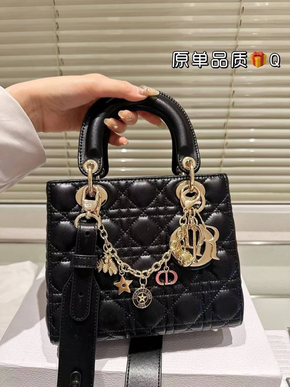 디올 레이디 디올 미니 백
까나쥬 스티칭 퀼트 블랙 상품이미지2