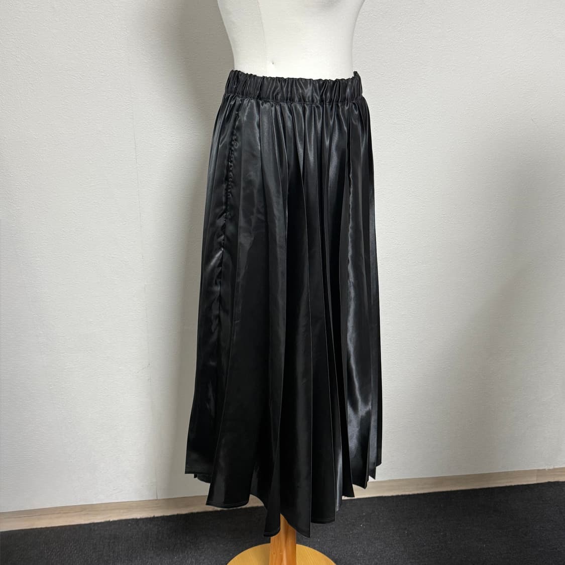 23ss 블랙 꼼데가르송 새틴 플리츠 스커트 xs 상품이미지2