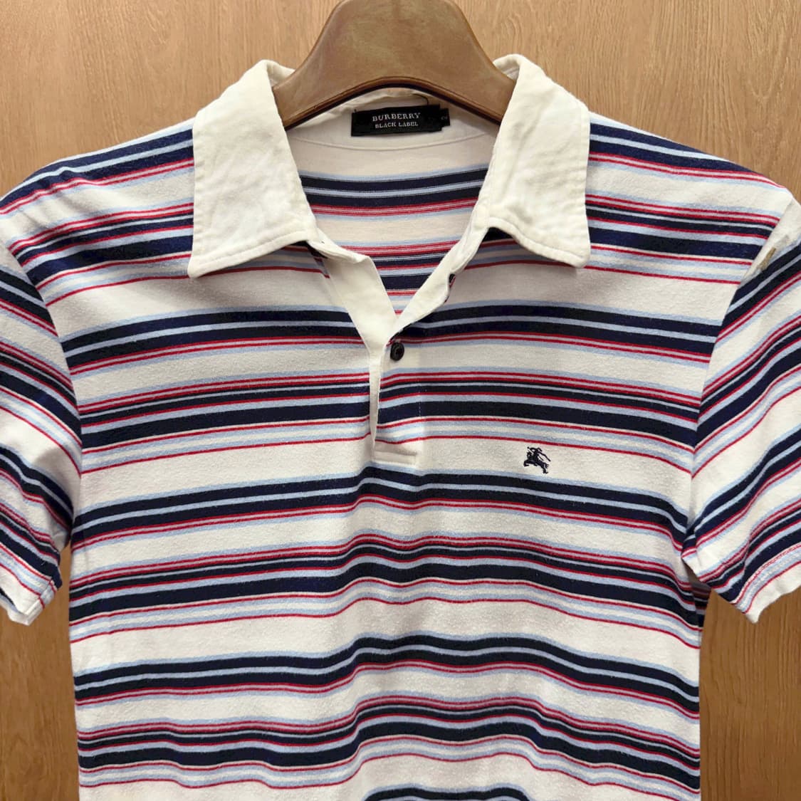 버버리 블랙라벨 반팔 카라 멀티 스트라이프 패턴 자수 로고 디테일 상품이미지4