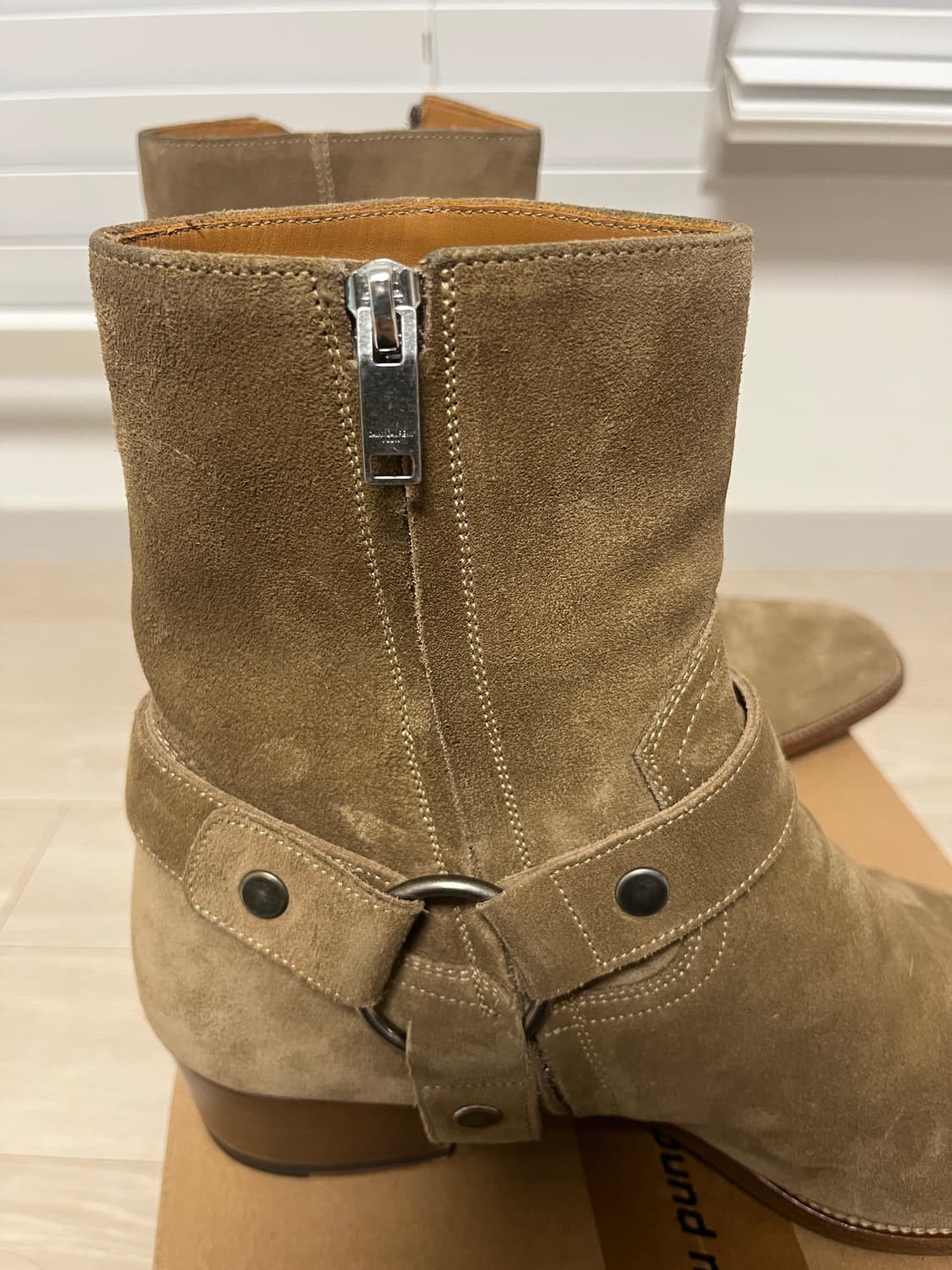 생로랑 22FW 스웨이드 하네스 부츠 상품이미지4