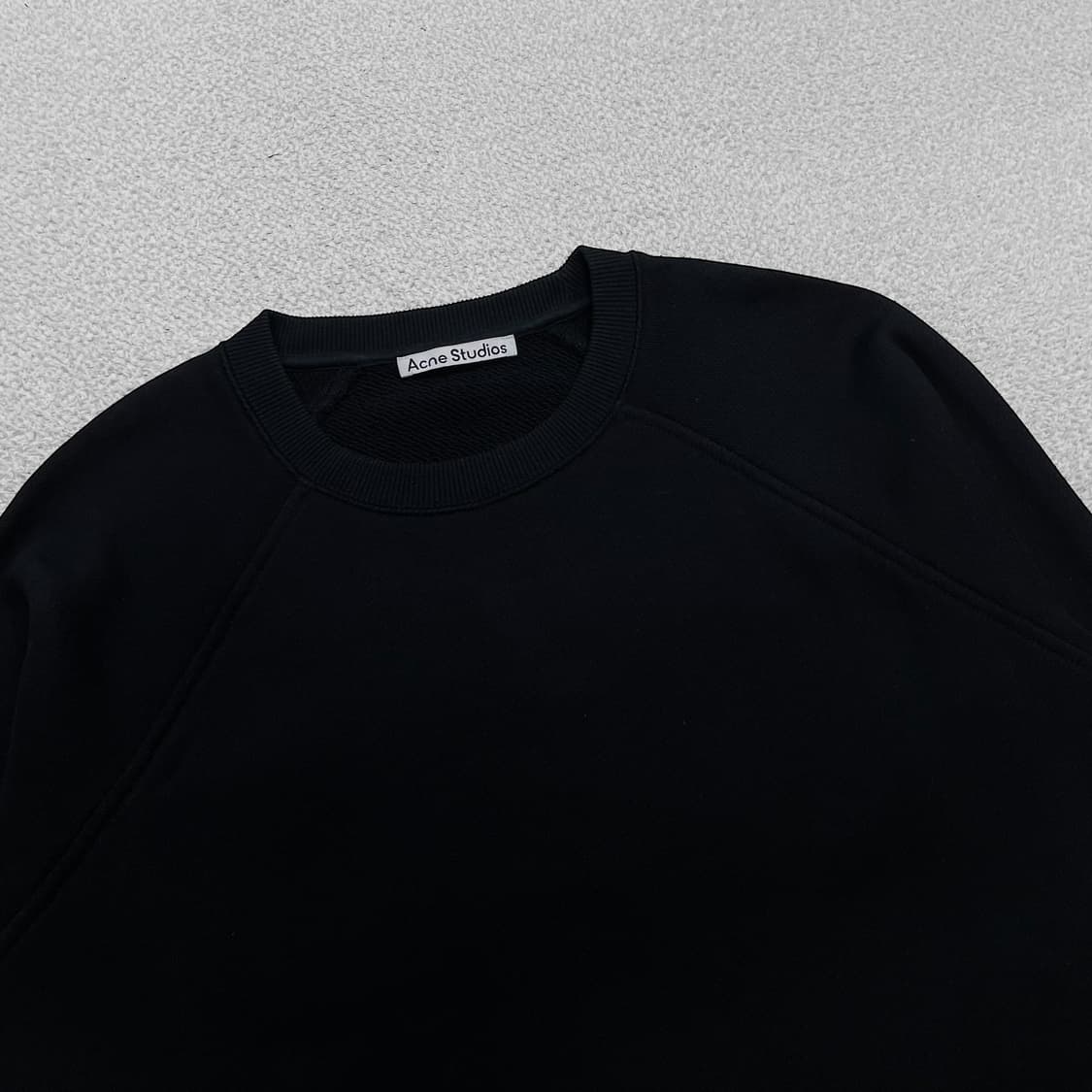 아크네스튜디오 12주년 라벨 크루넥 맨투맨 블랙 상품이미지3