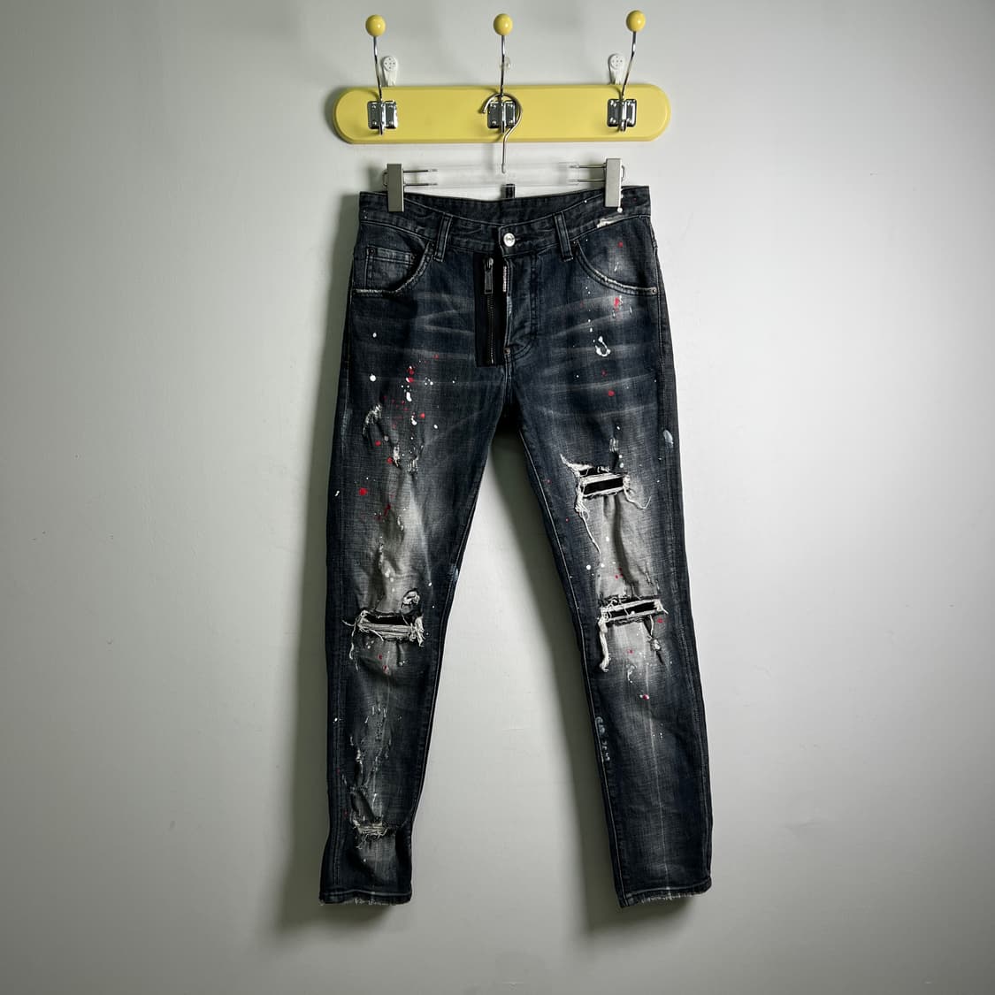 디스퀘어드2 블랙 워싱 디스트레스드 페인팅 데님 팬츠  상품이미지1