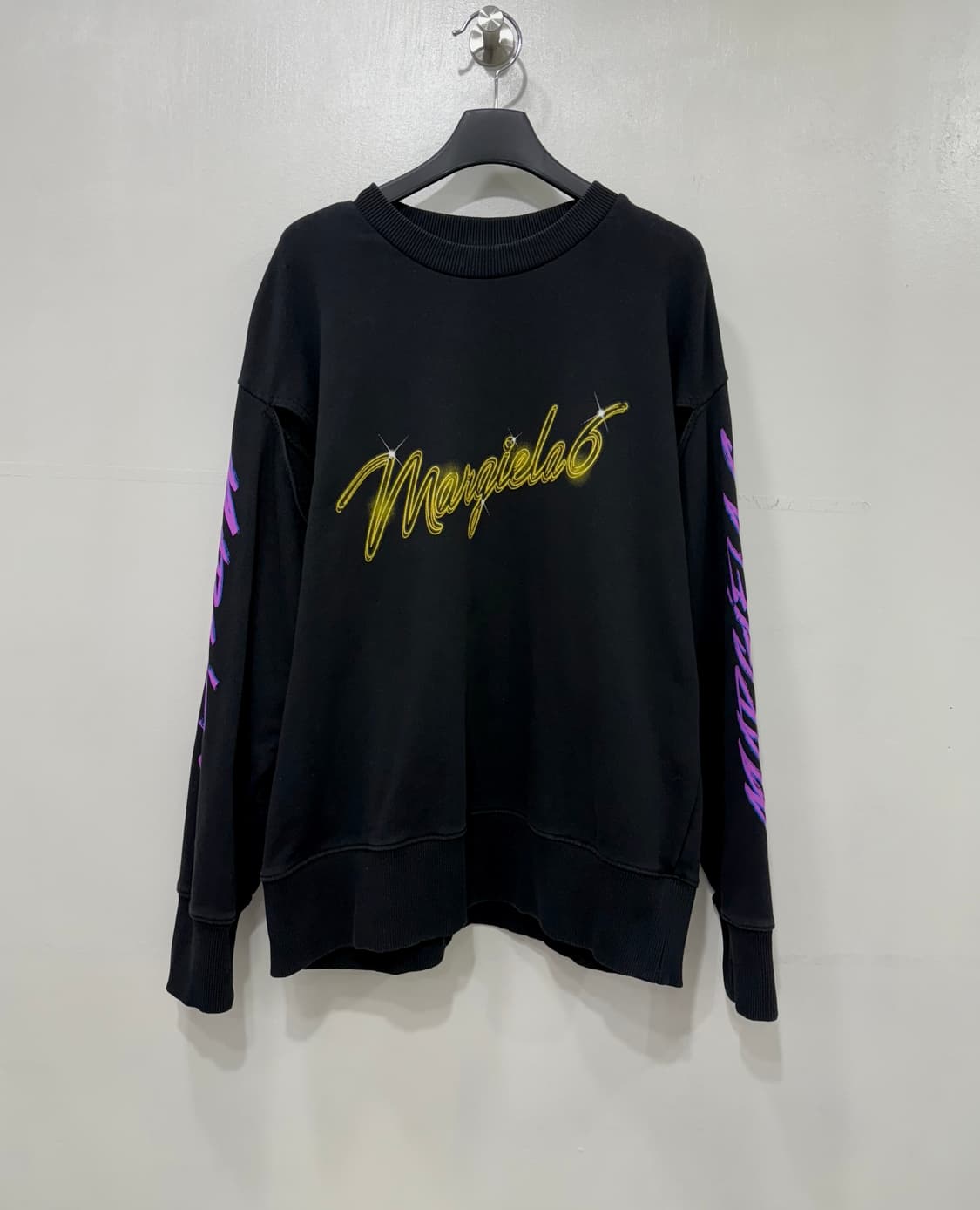 메종마르지엘라 MM6 네온 로고 스웨트셔츠 상품이미지1