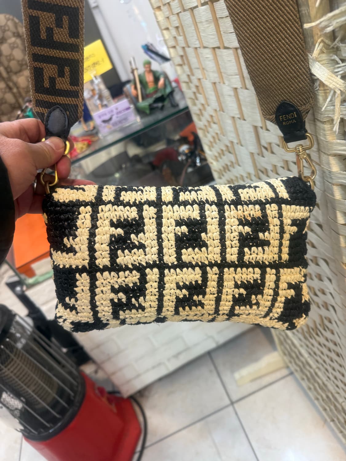 정품 펜디 블랙앤크림 라피아 로고 바켓트백 팝니다 상품이미지4