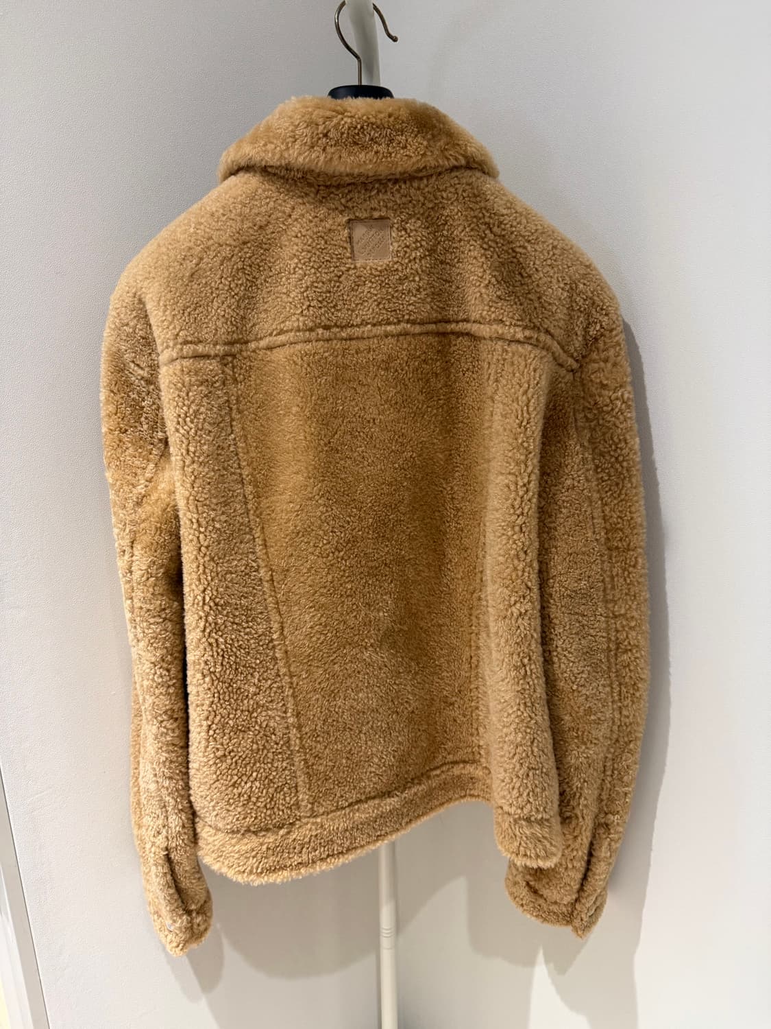 [50IT] 루이비통 시어링 트러커 BTS 착용 상품이미지5