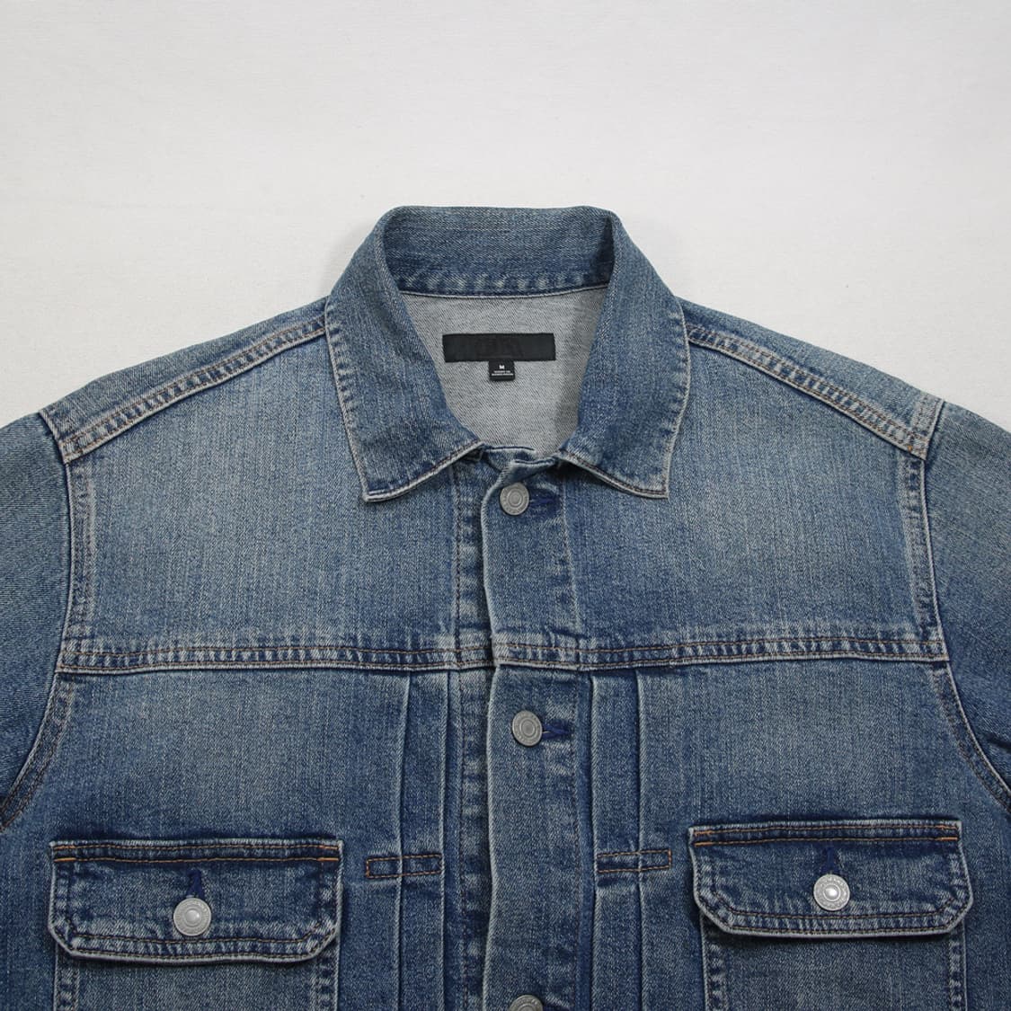 (착용컷) 유니클로 2세대 데님 트러커 자켓 (남성용 100) 상품이미지4
