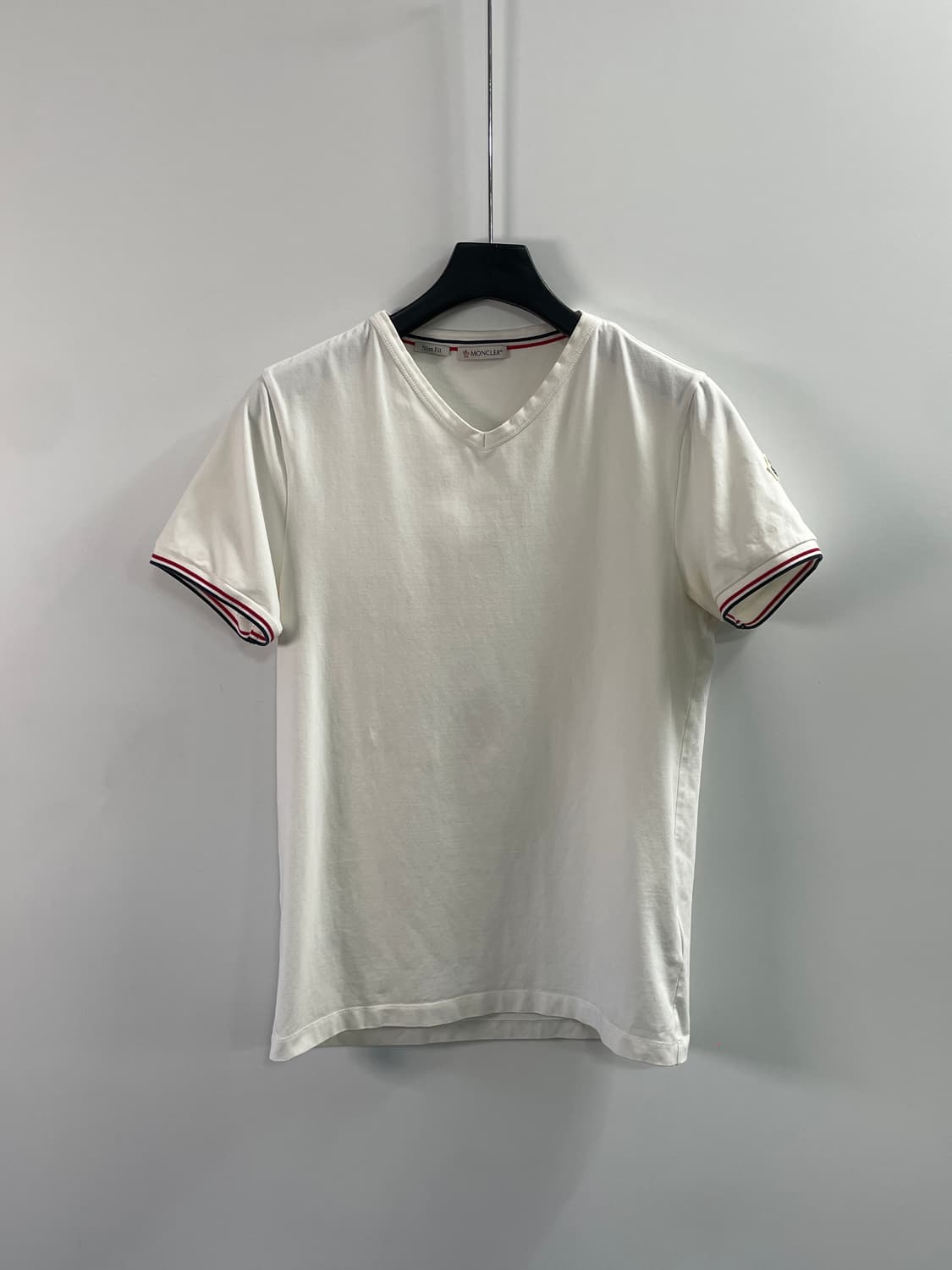 몽클레어 삼선 와펜 브이넥 반팔티 (on.925) 상품이미지1