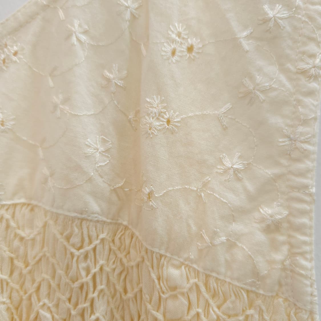 아이보리 레이온 스모크 자수 슬리브리스 블라우스 상품이미지8