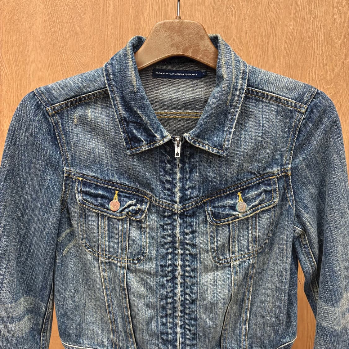 랄프로렌 스포츠 데님 집업 트러커 자켓 플랩 포켓 워싱 디테일 중청 상품이미지4
