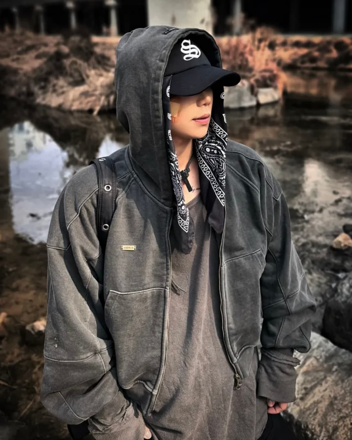 [L]. 단종된 아조바이아조 크롭 후드집업 [CHARCOAL] 상품이미지2