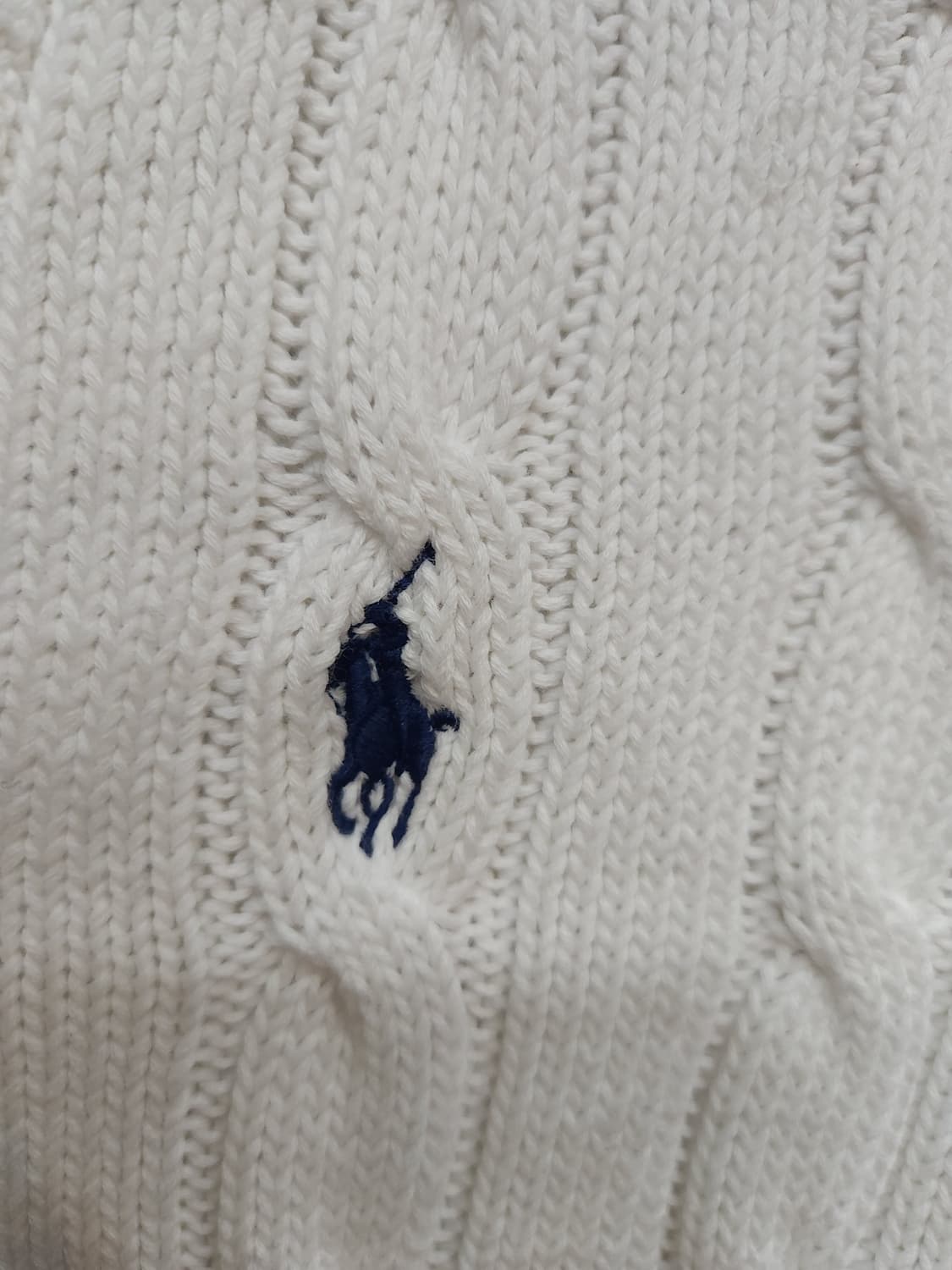 폴로 랄프로렌 화이트 케이블 피마코튼 브이넥 니트
​
 상품이미지3