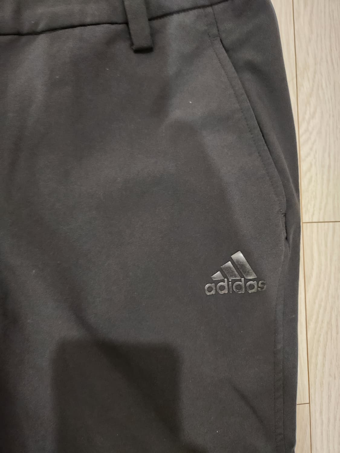 아디다스 기능성 여성 팬츠 사이즈m

사진이 이상하게 나왔는데 새상품처럼 상품이미지2