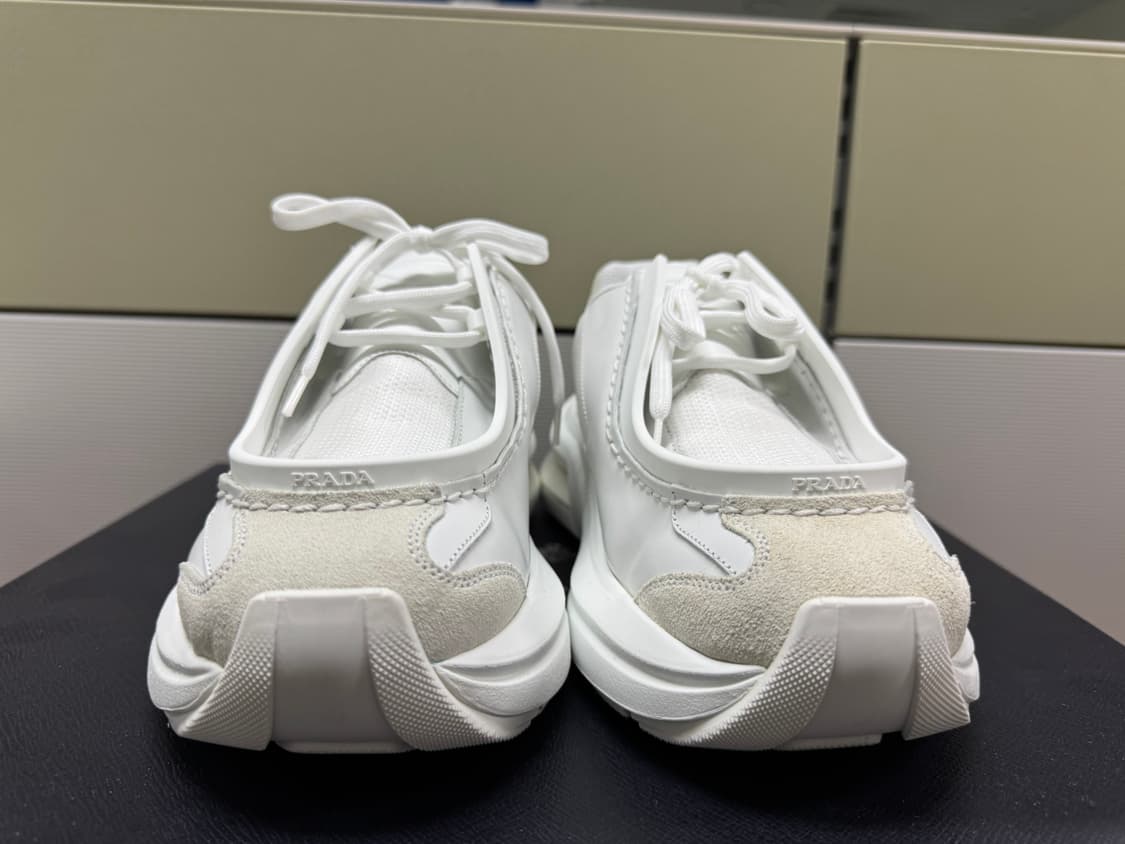 [UK 8] 프라다 브러시드 레더 패널 청키 스니커즈 화이트 상품이미지3