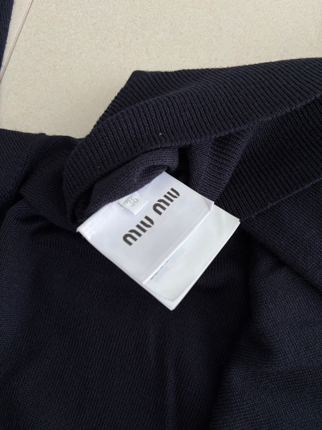 미우미우 네이비 크롭 울 스웨터 상품이미지5