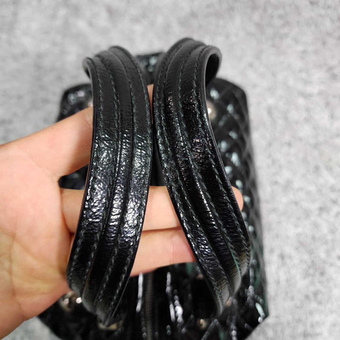 돌체앤가바나 페이턴트 퀼팅 토트백 상품이미지4