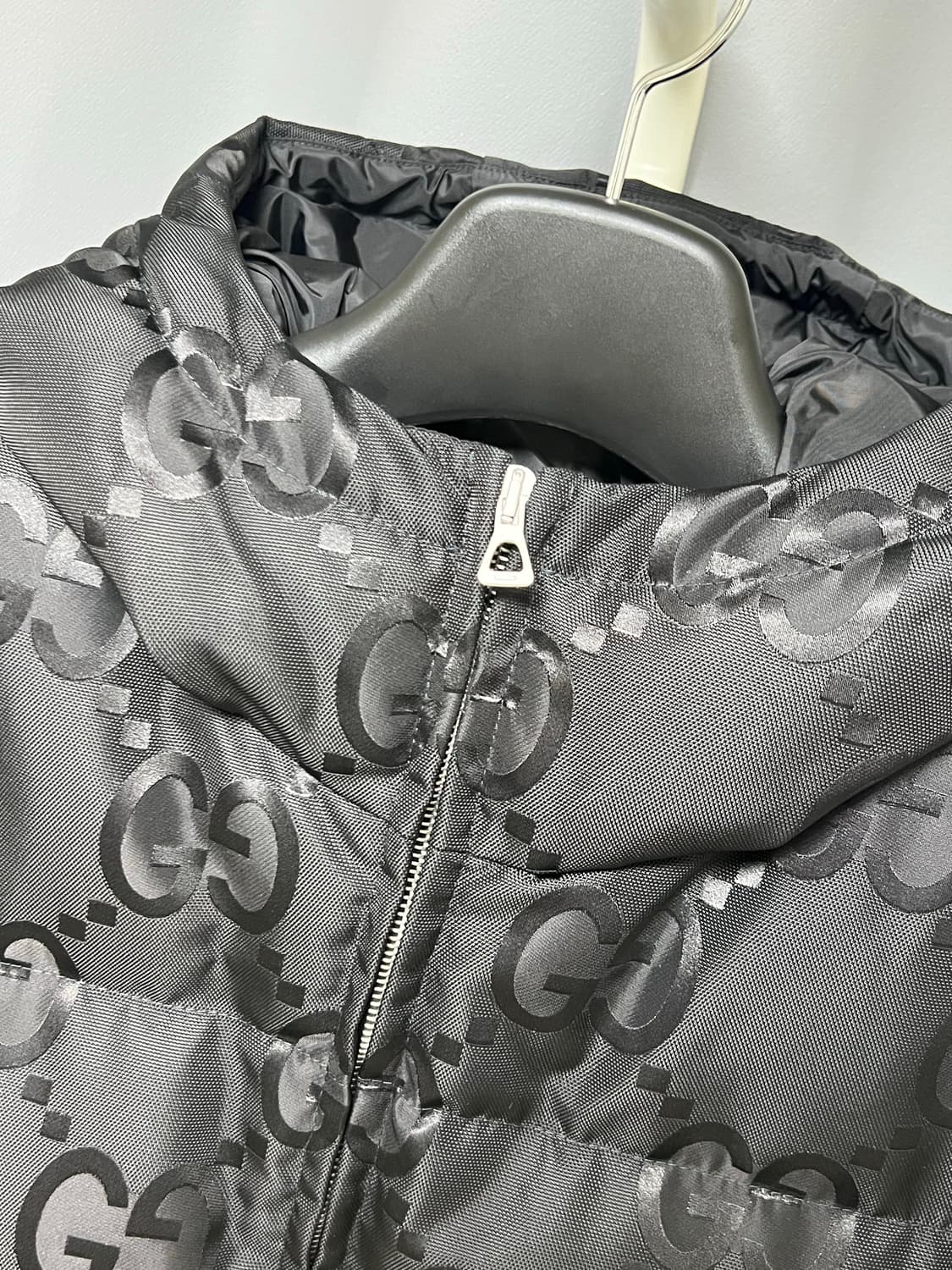 [정품] 백화점판 , 새상품급 / 46 구찌 GG 로고 패딩 블랙 상품이미지3