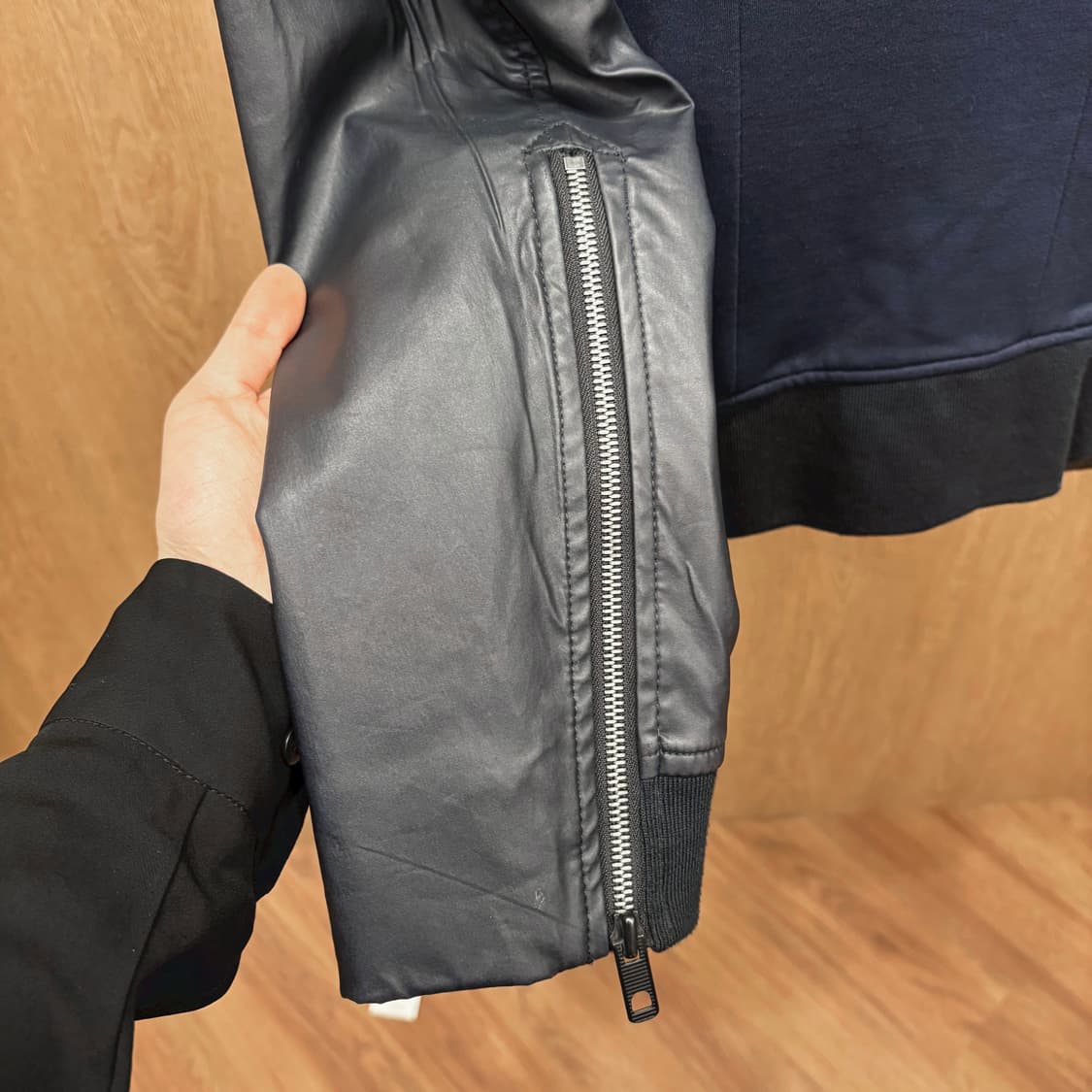 타임 레더 믹스 하이브리드 자켓 스탠드 카라 지퍼 포켓 디테일 네이비 상품이미지7