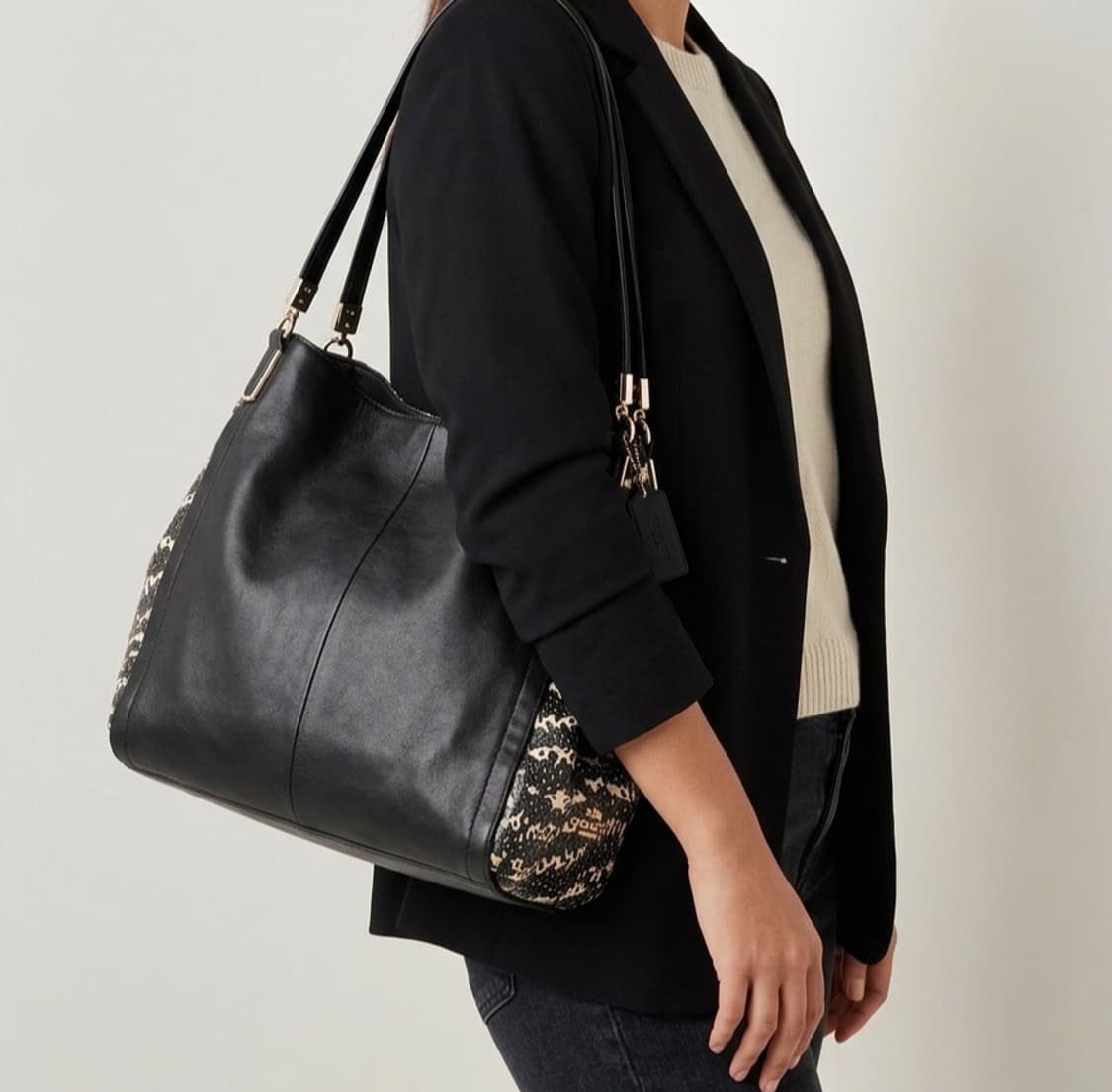 코치 뱀피 엠보싱 레더 숄더백 상품이미지1