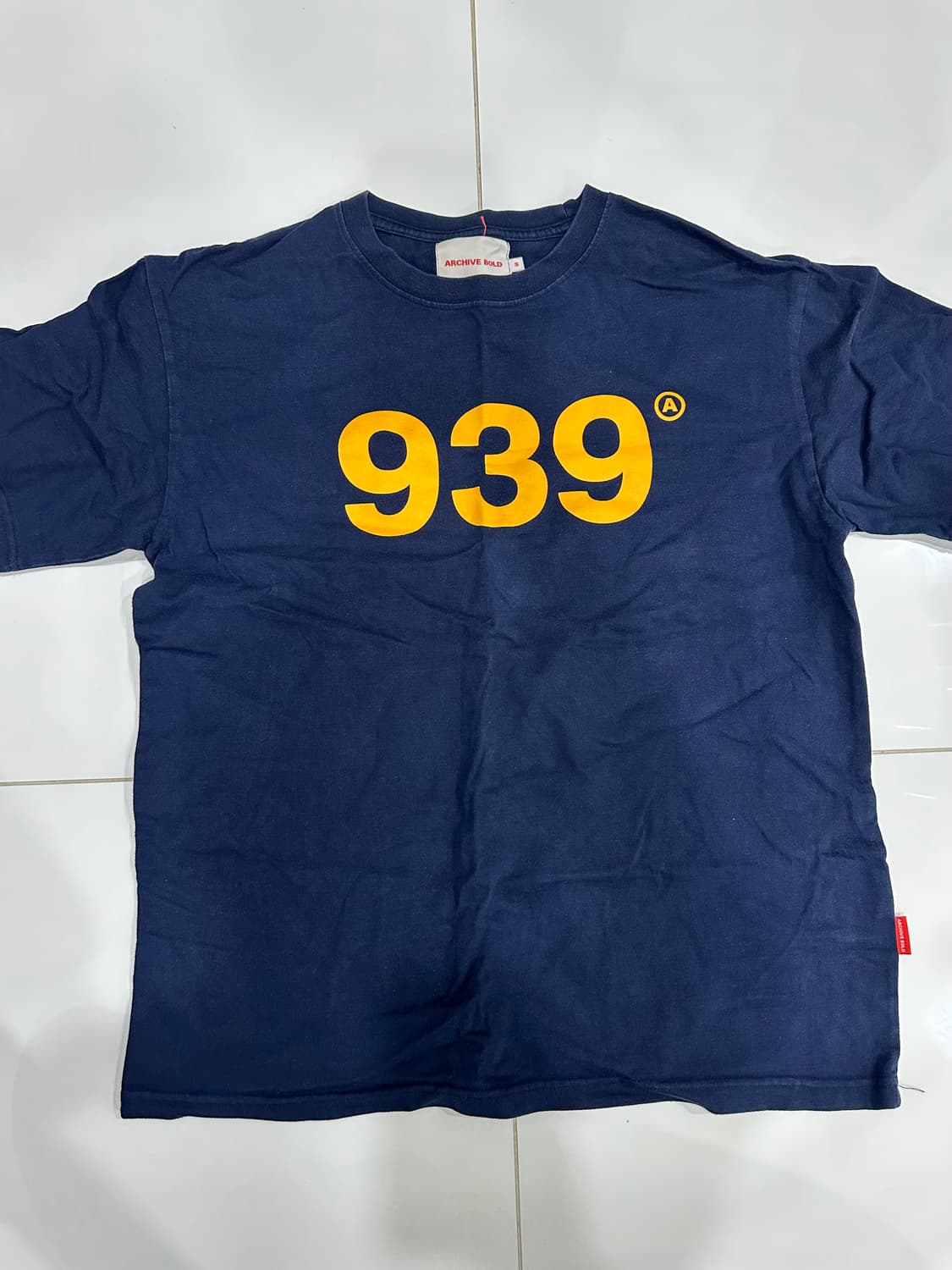 아카이브 볼드 반팔 네이비 S 상품이미지1