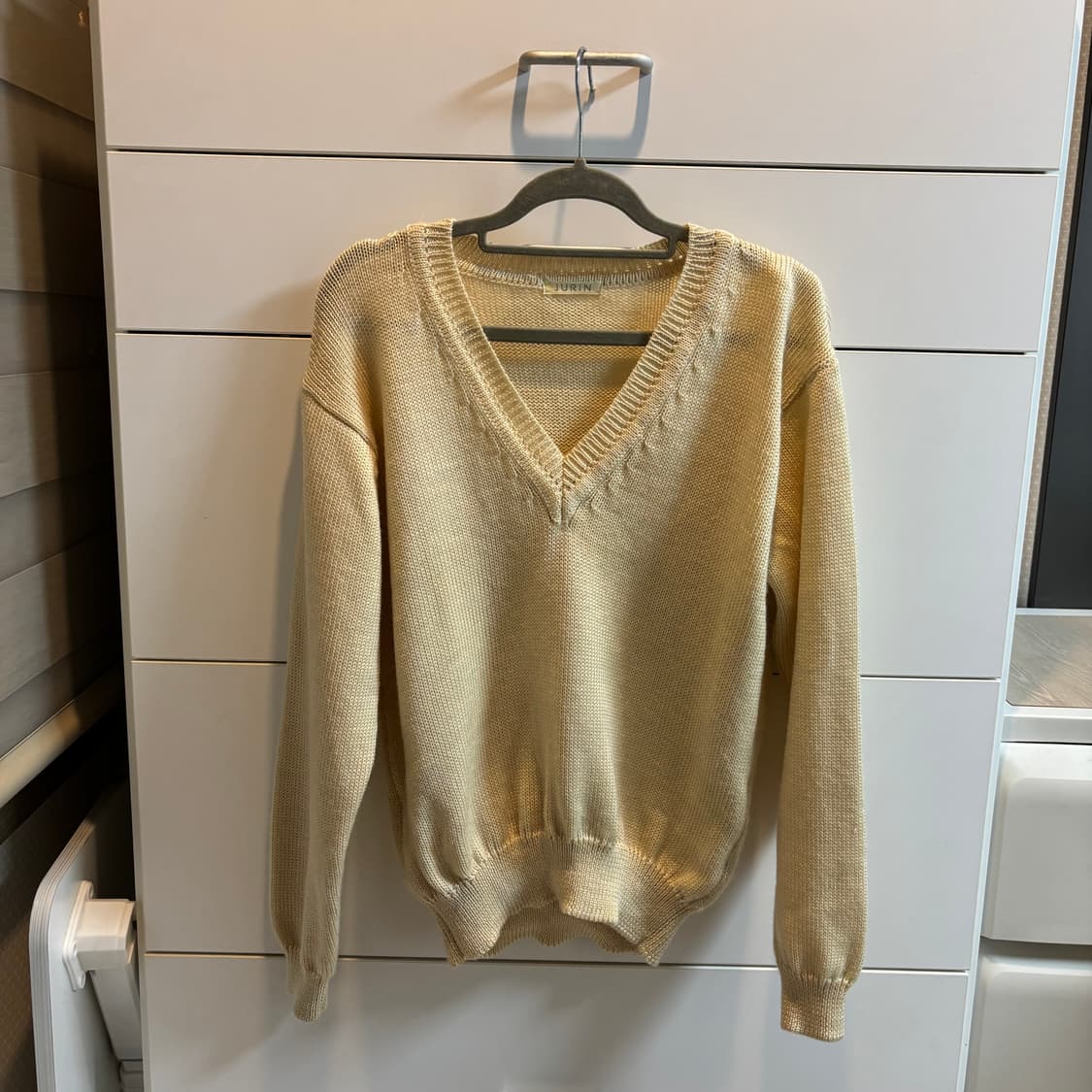 JURIN 아이보리 울100% 브이넥 니트 상품이미지1