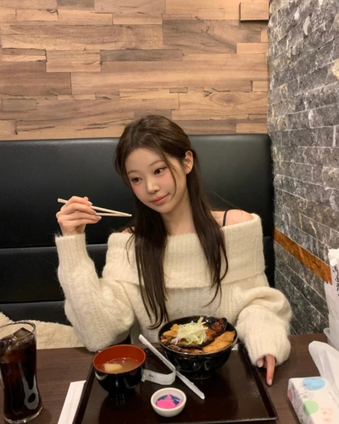 베르니마켓 포니 케이블 오프숄더 니트 상품이미지1