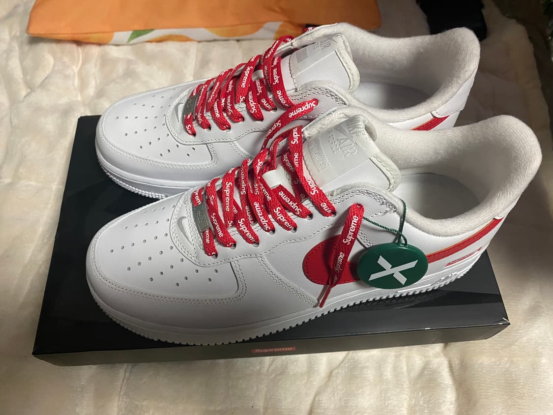 나이키 x 슈프림 에어포스 1 로우 화이트 스피드 레드 - 상하이 스토어 상품이미지3