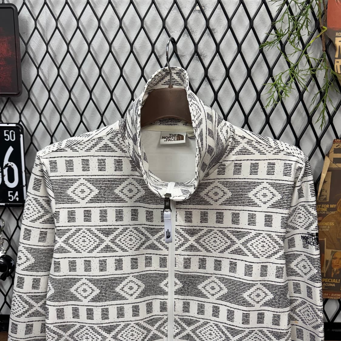노스페이스 우먼스 트랙 자켓 에스닉 패턴 화이트 그레이 상품이미지3