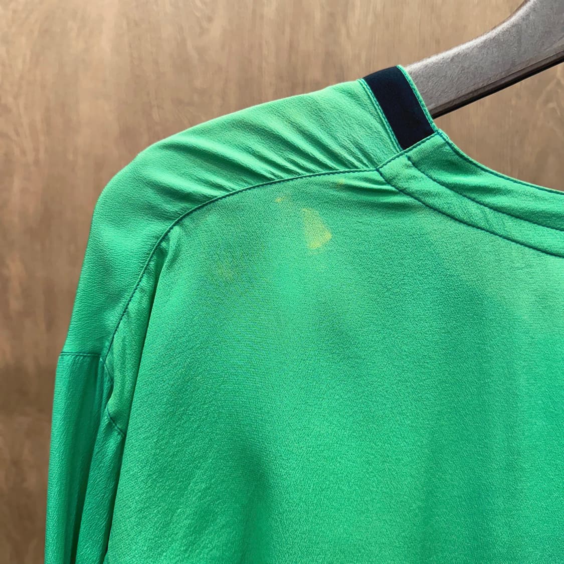 베르사체 브이넥 7부 실크 블라우스 넥라인 소매 배색 트리밍 디테일 그린 상품이미지8