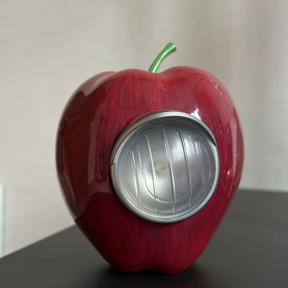 언더커버 X 메디콤토이 길애플 레드 상품이미지1