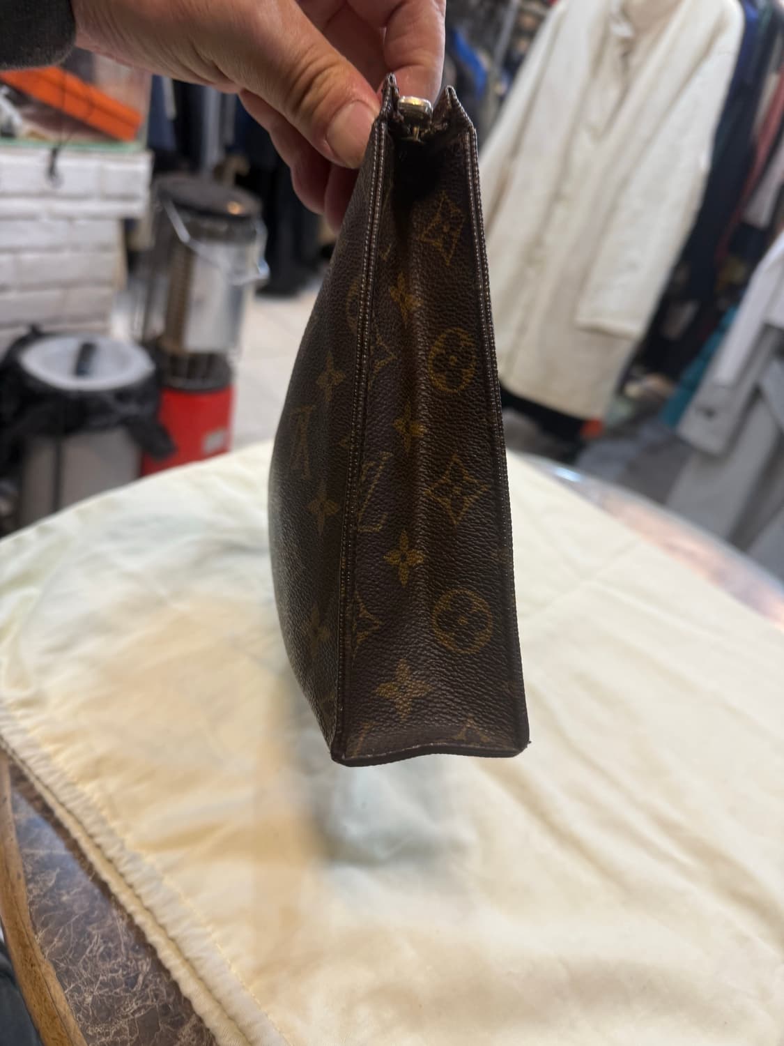 정품 루이비통 모노그램 포쉐트 토일렛 26 팝니다 상품이미지5