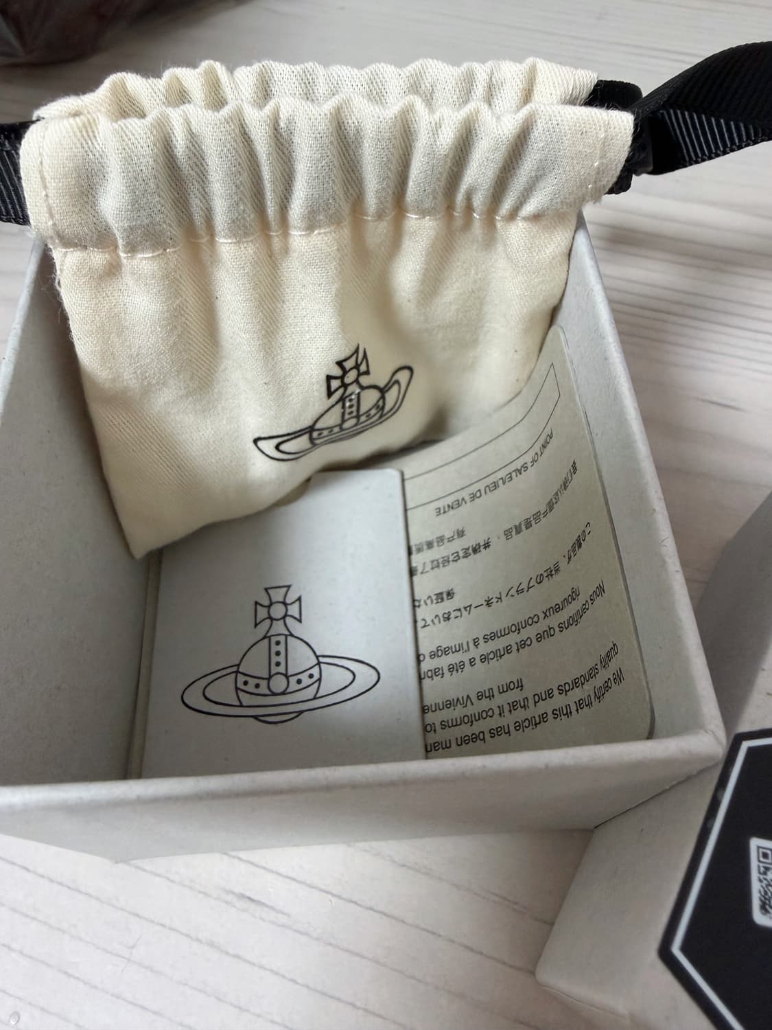 (정품/상태최상) 비비안 웨스트우드 메이페어 바스 릴리프 귀걸이 실버 상품이미지3